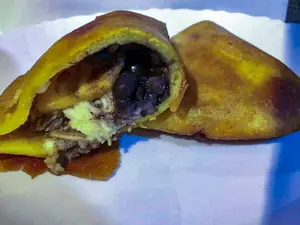 Empanad mechada,tajada y queso