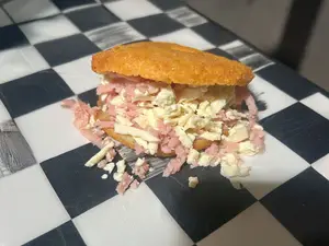 Arepa CHULETA AHUMADA Y QUESO
