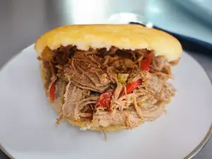 Arepa de carne mechada