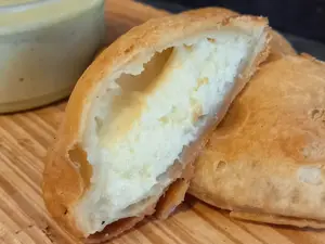12 pastelitos 3 quesos + salsa