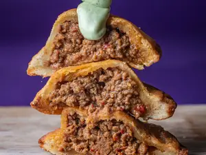 12 pastelitos de carne + salsa