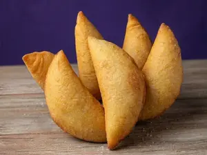 6 empanadas venezolanas de queso + salsa