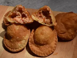 6 pastelitos de pizza + salsa