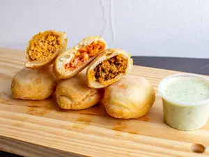 6 pastelitos surtidos + salsa