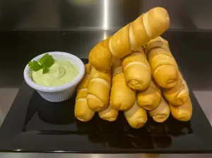12 tequeños + 1 salsa