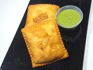 2 pastelitos + 1 salsa