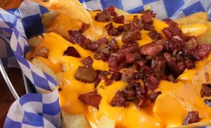 Papas con cheddar y panceta