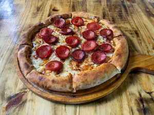Pizza de pepperoni real grande