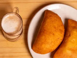 Empanada de caraota y queso