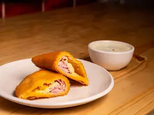 Empanada de jamón y queso