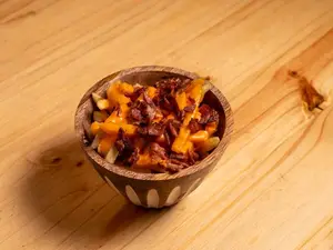 Papas fritas con cheddar y bacón