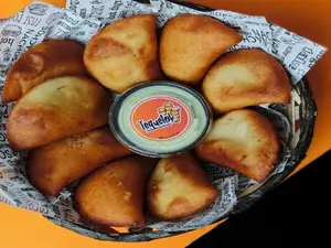 12 Mini Empanada Surtidas + Salsa