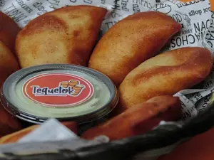 6 Mini Empanada Surtidas + Salsa