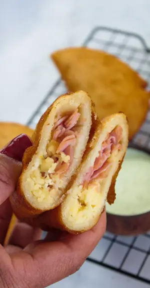 Empanada De Jamon Y Queso