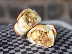 Empanada de carne con pasas