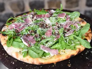 Pizza Jamon Crudo Y Rucula