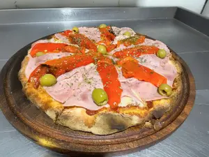 Pizza jamón y morrones