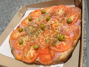 Pizza napolitana con jamón