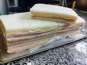 Docena sandwiches miga jyq
