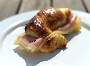 Medialuna con jamón y queso