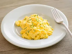 Porcion de huevos revueltos