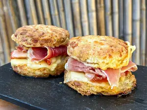 Scones de jamon crudo