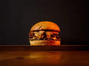 Bacon jam doble con papas.