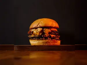 Bacon jam triple con papas.