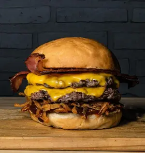Crispy bacon doble con papas.