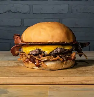 Crispy bacon simple con papas.