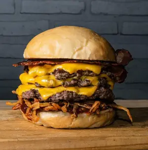 Crispy bacon triple con papas.