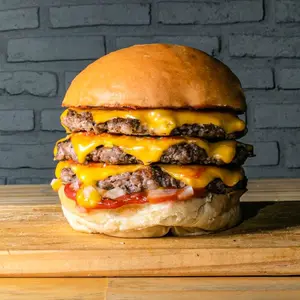Cuarto libra triple con papas.