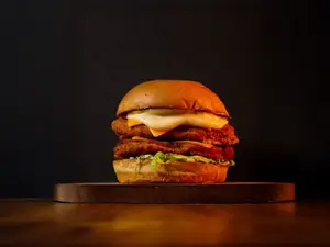 D'burger doble con papas.