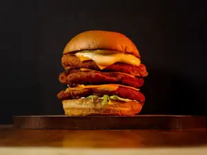 D'burger triple con papas.