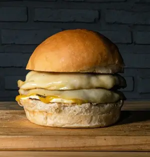 Provolone doble con papas.