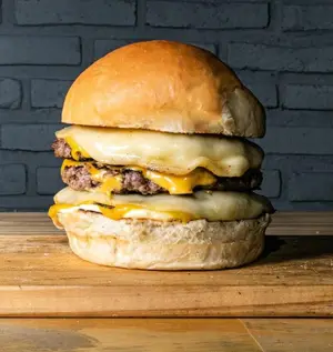 Provolone triple con papas.