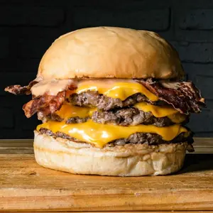 Stacker triple con papas.