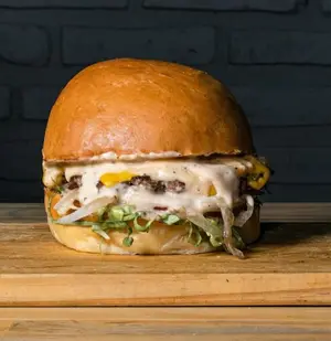 Tasty burger simple con papas.