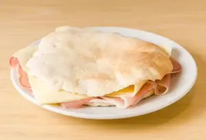 Árabe de jamón crudo y queso