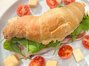 Croissant De Lomo