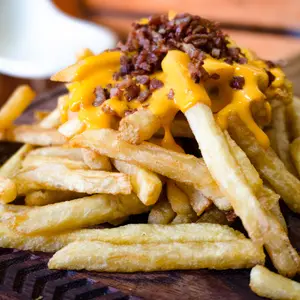 Papas con cheddar y bacon