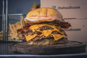 Pornburger + papas fritas