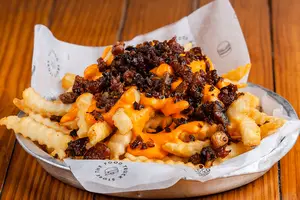 Papas con cheddar y panceta.