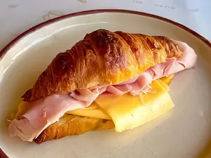 Croissant con jamon y queso