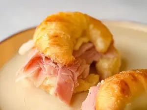 Medialuna con jamon y queso