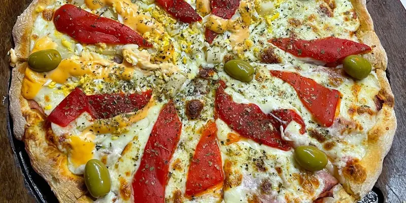 Pizza jamón y morrones