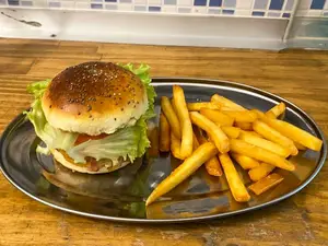 Hamburguesa completa con fritas