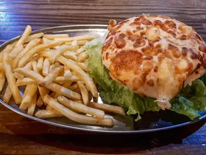 Hamburguesa simple lechuga tomate y fritas