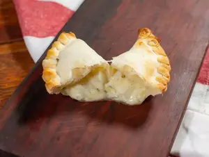 Empanada cebolla y muzzarella