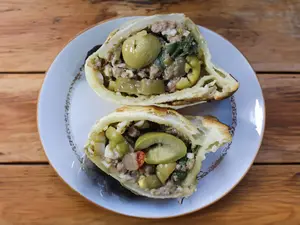 Empanada De Carne Con Aceituna